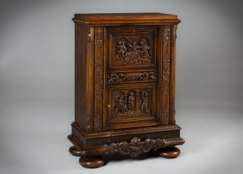 Антикварный комод в стиле Ренессанс со средневековым резным сюжетом код. RM4165249