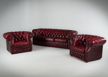 Старинный комплект мебели: диван и два кресла Честерфилд в обивке из натуральной кожи бордового цвета код. RM4165276