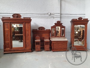 картинка Антикварный ореховый набор для спальни салоне старинных вещей "Шебби" являющийся официальным дистрибьютором в России и Беларуси