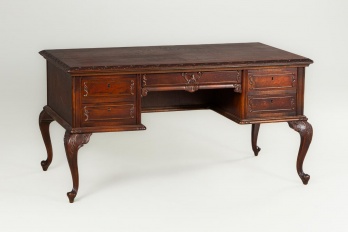 Старинный письменный стол с резными фигурными ножками код. RM4101740