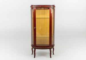 картинка Старинная витрина салоне старинных вещей "Шебби" являющийся официальным дистрибьютором в России и Беларуси