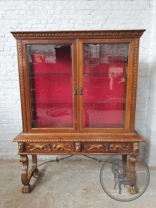 картинка Старинная антикварная витрина в стиле испанского Ренессанса салоне старинных вещей "Шебби" являющийся официальным дистрибьютором в России и Беларуси