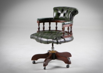 Старинное вращающееся кресло на роликах в зеленой кожаной обивке с каретной стяжкой код.&nbsp;RM4165615