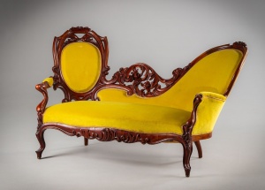 картинка Антикварная резная скамья в ярко-желтой обивке салоне старинных вещей "Шебби" являющийся официальным дистрибьютором в России и Беларуси