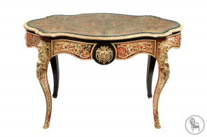 картинка Антикварный столик салоне старинных вещей "Шебби" являющийся официальным дистрибьютором в России и Беларуси