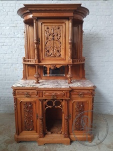 картинка Антикварный буфет с закругленным верхним ярусом, декорированный резными звериными головами и колоннами салоне старинных вещей "Шебби" являющийся официальным дистрибьютором в России и Беларуси