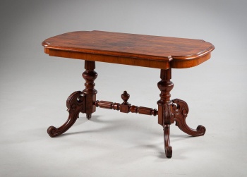 Старинный столик из красного дерева с точеной перемычкой код. RM4139036