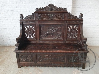 Антикварная скамья с насыщенной резьбой в мифологической тематике код. BE4143112