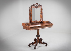 картинка Антикварный косметический столик на одной ножке салоне старинных вещей "Шебби" являющийся официальным дистрибьютором в России и Беларуси