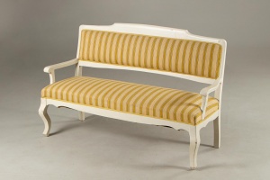 картинка Старинная скамейка с полосатой обивкой салоне старинных вещей "Шебби" являющийся официальным дистрибьютором в России и Беларуси