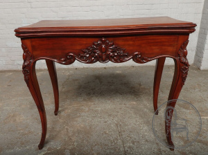 картинка Антикварный игровой столик в стиле Луи-Филиппа из красного дерева салоне старинных вещей "Шебби" являющийся официальным дистрибьютором в России и Беларуси