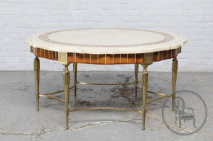 картинка Старинный кофейный столик салоне старинных вещей "Шебби" являющийся официальным дистрибьютором в России и Беларуси