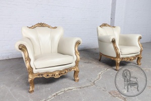 картинка Старинные ореховые кресла (2 шт.) с позолотой и кожаной обивкой салоне старинных вещей "Шебби" являющийся официальным дистрибьютором в России и Беларуси