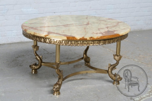 картинка Старинный столик салоне старинных вещей "Шебби" являющийся официальным дистрибьютором в России и Беларуси