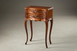 картинка Старинный резной комод на высоких утонченных ножках салоне старинных вещей "Шебби" являющийся официальным дистрибьютором в России и Беларуси