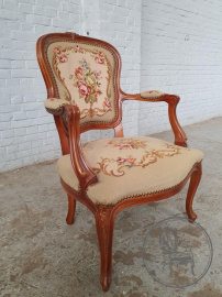 Старинное кресло с плоской спинкой и изогнутыми ножками код. BE107416