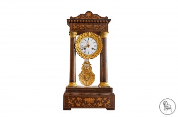 Антикварные часы из красного дерева с маркетри и позолотой код.&nbsp;VS102340