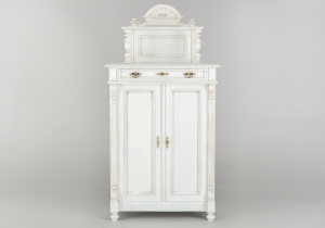 картинка Старинный комод салоне старинных вещей "Шебби" являющийся официальным дистрибьютором в России и Беларуси