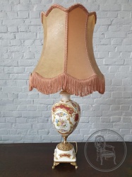 Старинная лампа с цветочной деколью и отделкой из бронзы код. BE3259444