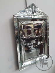 Старинное настенное зеркало в стеклянной резной раме код. BE3259525