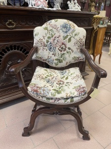 картинка Старинное кресло в обивке из гобелена салоне старинных вещей "Шебби" являющийся официальным дистрибьютором в России и Беларуси