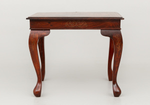 картинка Cтаринный столик салоне старинных вещей "Шебби" являющийся официальным дистрибьютором в России и Беларуси