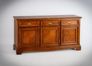 картинка Старинный бельгийский комод с латунными ручками салоне старинных вещей "Шебби" являющийся официальным дистрибьютором в России и Беларуси