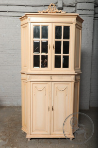 картинка Антикварный угловой ореховый посудный шкаф-витрина цвета слоновой кости в стиле ампир салоне старинных вещей "Шебби" являющийся официальным дистрибьютором в России и Беларуси