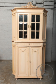 Антикварный угловой ореховый посудный шкаф-витрина цвета слоновой кости в стиле ампир код. BE3259248