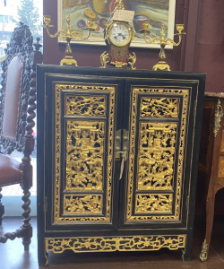 картинка Антикварный золоченый резной комод в ориентальном стиле салоне старинных вещей "Шебби" являющийся официальным дистрибьютором в России и Беларуси