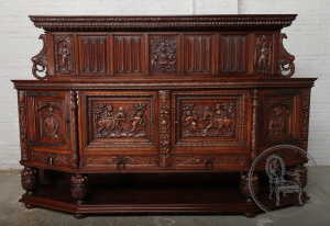 картинка Антикварный комод из дуба, декорированный резьбой со средневековыми сюжетами салоне старинных вещей "Шебби" являющийся официальным дистрибьютором в России и Беларуси