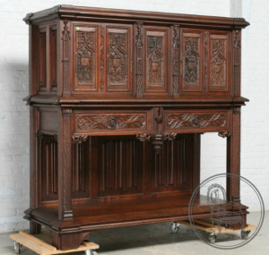 картинка Антикварный буфет салоне старинных вещей "Шебби" являющийся официальным дистрибьютором в России и Беларуси