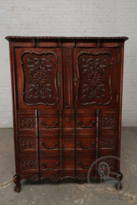 картинка Антикварный комод салоне старинных вещей "Шебби" являющийся официальным дистрибьютором в России и Беларуси