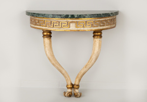 картинка Старинный консольный столик салоне старинных вещей "Шебби" являющийся официальным дистрибьютором в России и Беларуси