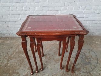 Набор старинных столиков из красного дерева код. BE4105746