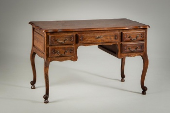 Старинный дубовый письменный стол с фигурной поверхностью код. RM4111020