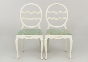 картинка Старинные стулья (2 шт.) салоне старинных вещей "Шебби" являющийся официальным дистрибьютором в России и Беларуси