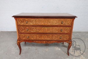 картинка Антикварный комод из ореха с инкрустированными поверхностями салоне старинных вещей "Шебби" являющийся официальным дистрибьютором в России и Беларуси
