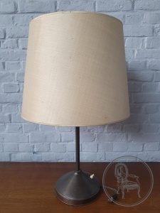 картинка Антикварная настольная лампа в индустриальном стиле салоне старинных вещей "Шебби" являющийся официальным дистрибьютором в России и Беларуси