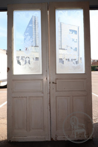 картинка Антикварная двухстворчатая дверь салоне старинных вещей "Шебби" являющийся официальным дистрибьютором в России и Беларуси