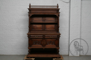 картинка Антикварный буфет салоне старинных вещей "Шебби" являющийся официальным дистрибьютором в России и Беларуси