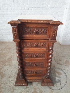 картинка Антикварный дубовый комод в охотничьем стиле с мраморным верхом салоне старинных вещей "Шебби" являющийся официальным дистрибьютором в России и Беларуси