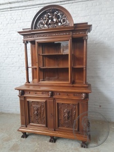 картинка Антикварный ореховый буфет на львиных лапах с открытыми полками салоне старинных вещей "Шебби" являющийся официальным дистрибьютором в России и Беларуси