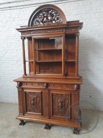 Антикварный ореховый буфет на львиных лапах с открытыми полками код. BE4165193