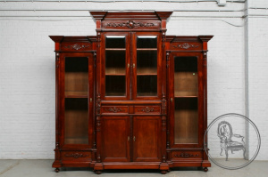 картинка Антикварный шкаф с выступающей центральной частью салоне старинных вещей "Шебби" являющийся официальным дистрибьютором в России и Беларуси