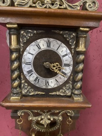 Cтаринные настенные часы с гирями, декорированные латунными элементами код.&nbsp;BL125