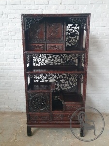 картинка Антикварная китайская витрина со сложной сквозной резьбой с традиционными мотивами салоне старинных вещей "Шебби" являющийся официальным дистрибьютором в России и Беларуси