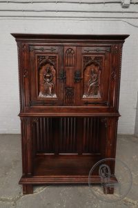 картинка Антикварный поставец с резьбой в виде девушки и задумчивого старца с книгой салоне старинных вещей "Шебби" являющийся официальным дистрибьютором в России и Беларуси