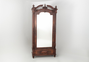 картинка Антикварный шкаф с зеркалом салоне старинных вещей "Шебби" являющийся официальным дистрибьютором в России и Беларуси