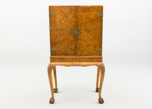 картинка Старинный бар салоне старинных вещей "Шебби" являющийся официальным дистрибьютором в России и Беларуси